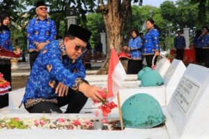 Jelang Hari KORPRI Tahun 2024, Pj Gubernur Jatim Pimpin Ziarah Makam Tiga Tokoh Pahlawan Bangsa