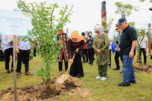 Gubernur Khofifah Tanam Pohon Maja di IKN, Tumbuhkan Optimisme dan Sinergi Wujudkan Jatim Gerbang Baru Nusantara